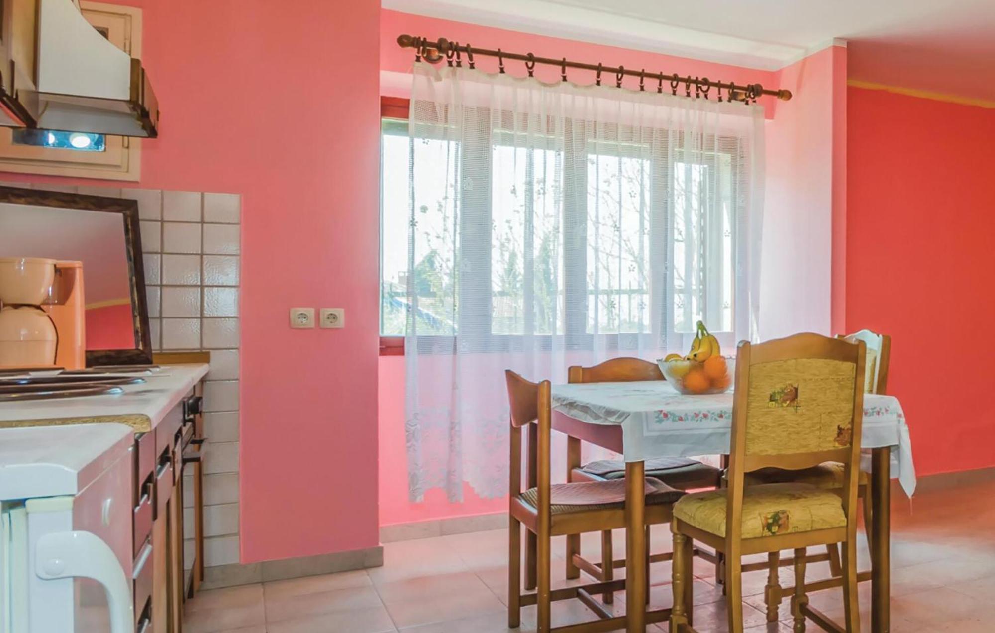 Cozy Apartment In Vrsar With Kitchen Ngoại thất bức ảnh